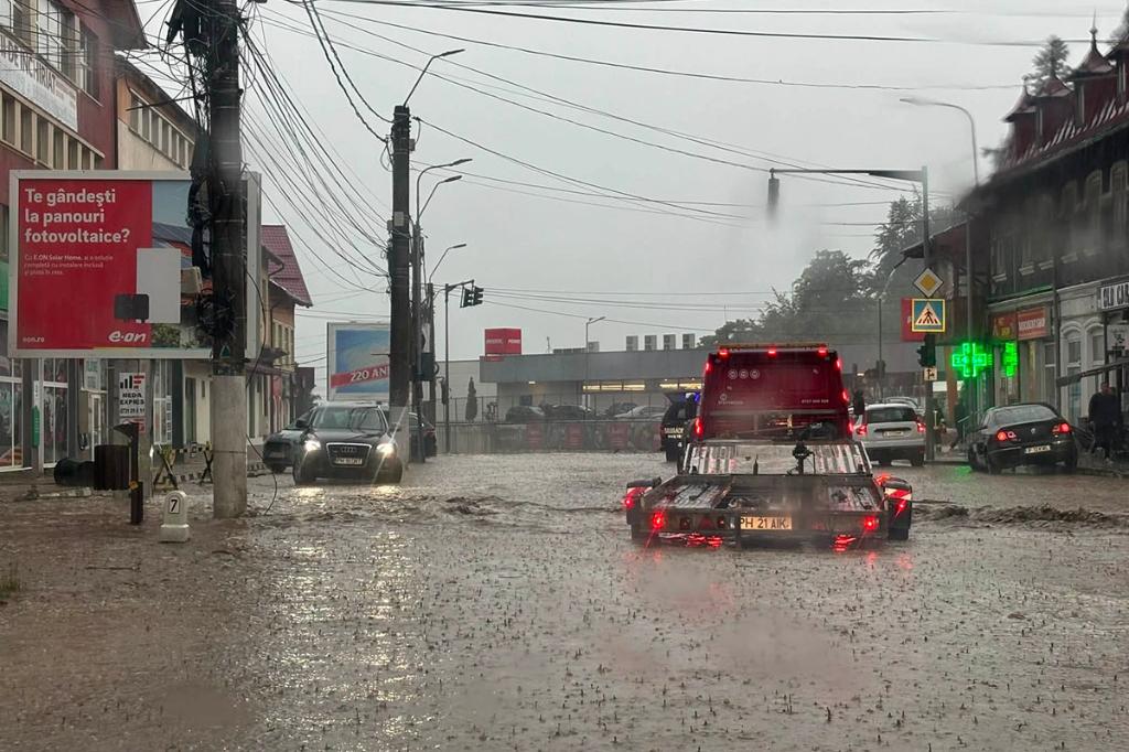 Rupere de nori la Bușteni. DN1 inundat, mașini luate pe sus de ape, oameni evacuați