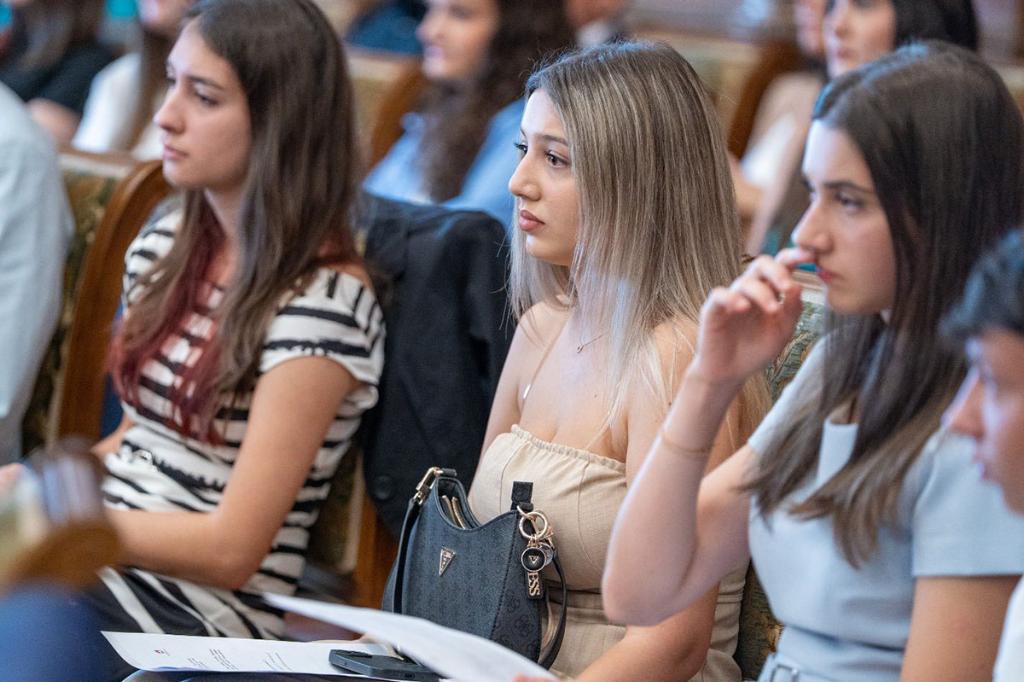 Tânăra câmpineancă Mihaela Neculaiu, la Gala Performanței elevilor de nota 10, organizată la Palatul Parlamentului