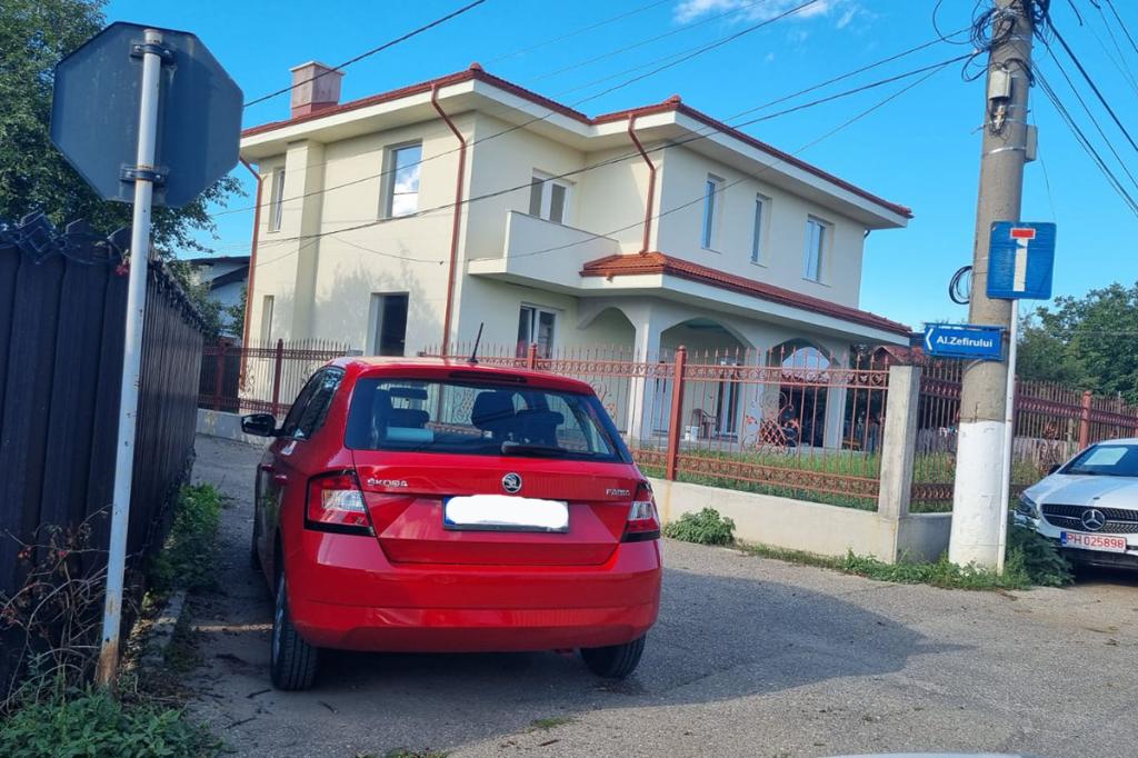 Se întâmplă la Câmpina. Parcarea care a blocat accesul pe o stradă!