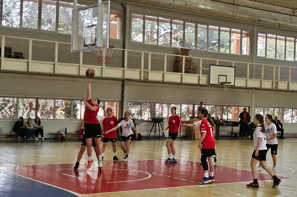 Premieră. Echipa feminină a Colegiului ”Grigorescu” Câmpina s-a calificat la faza națională a Olimpiadei Școlare la baschet