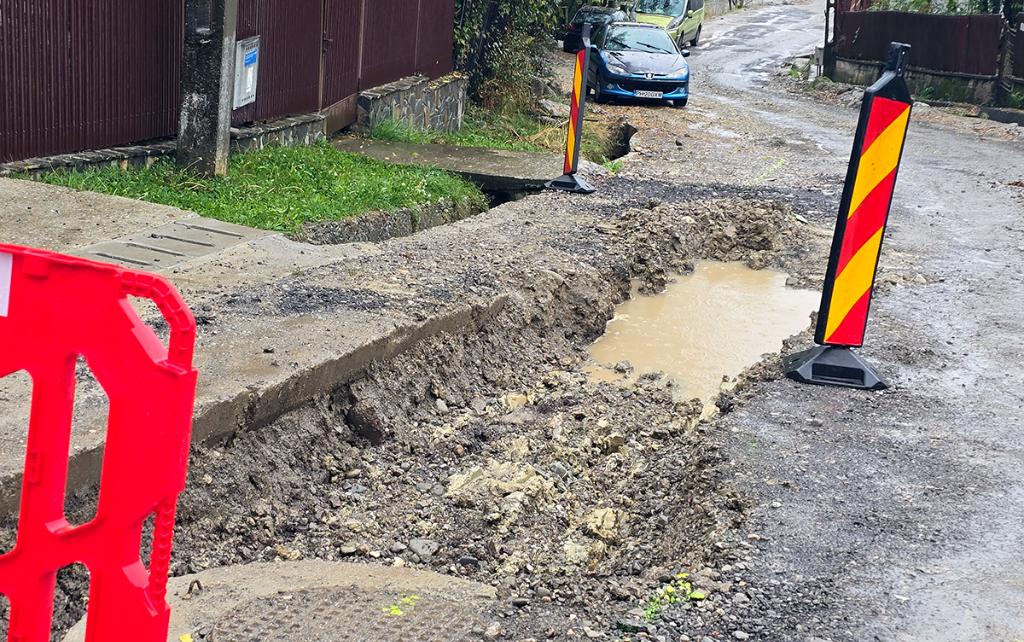 Vara pentru odihnă, toamna pentru mocirlă. Poiana Câmpina, strada Răgman, lucrările de canalizare...