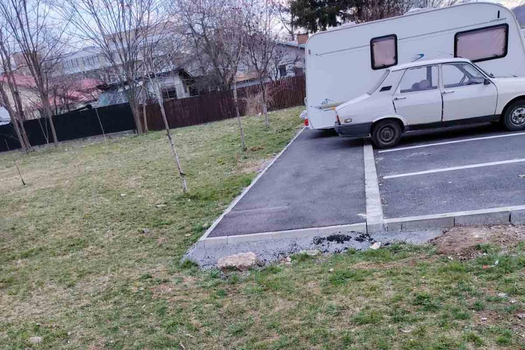 Anomaliile de pe Strada Uniunea Europeană din Câmpina - fără trotuar sau cu trotuare blocate și care se termină în iarbă