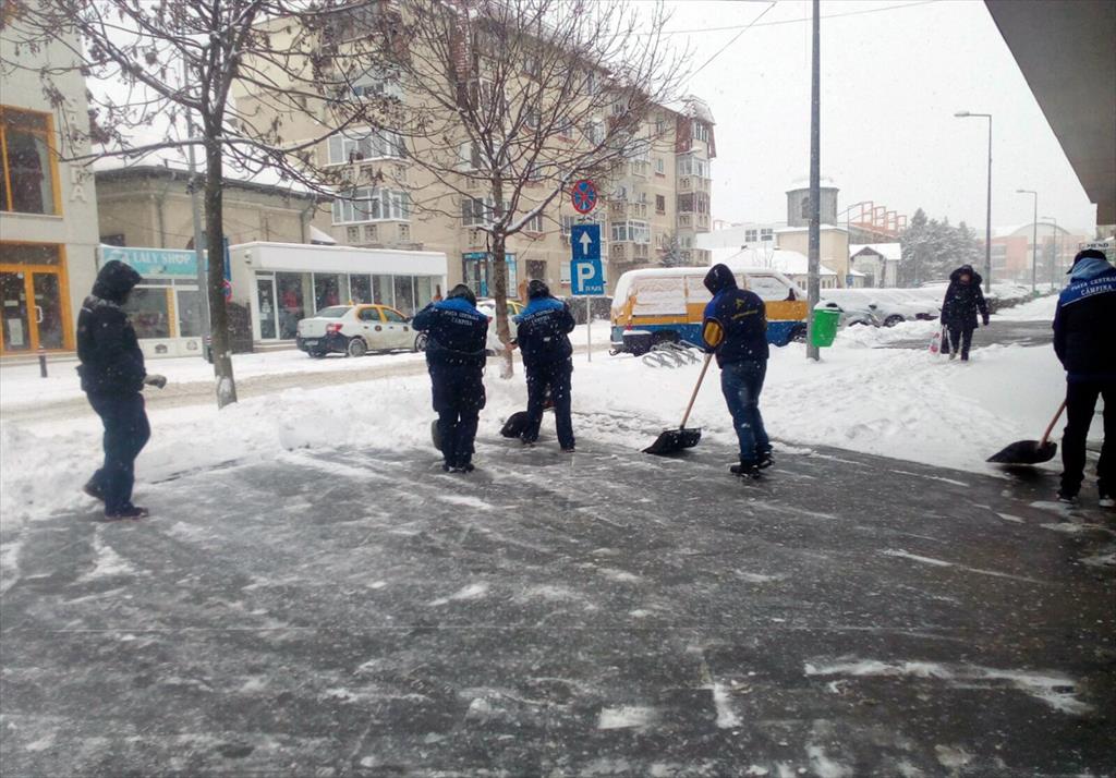 Deszăpezire la Piața Centrală Câmpina. Deci se poate...