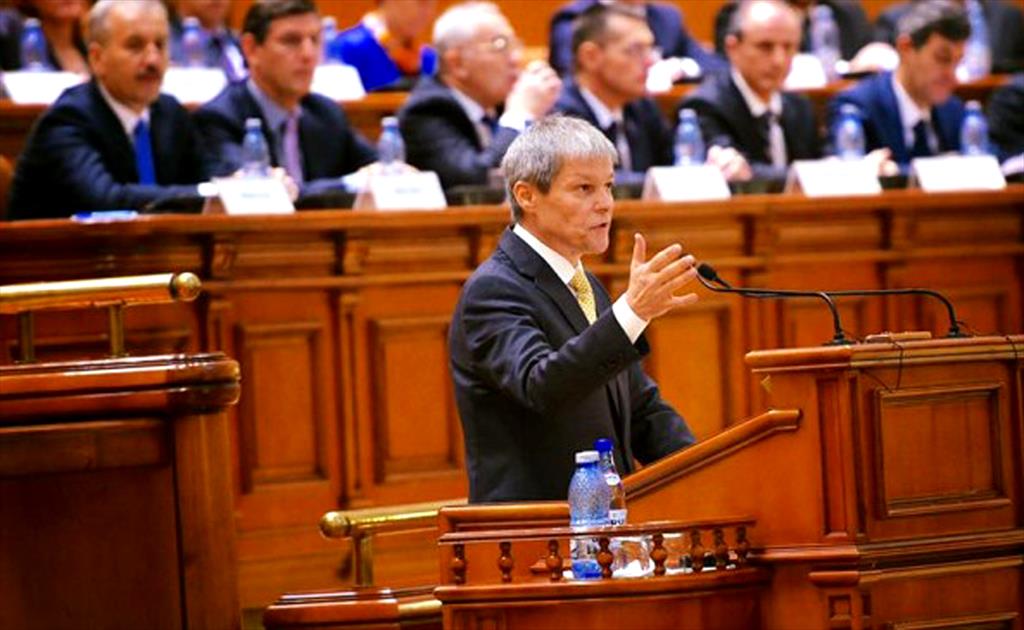 Premieră pe țară: Dacian Cioloș și-a pus miniștrii să semneze declarații de integritate