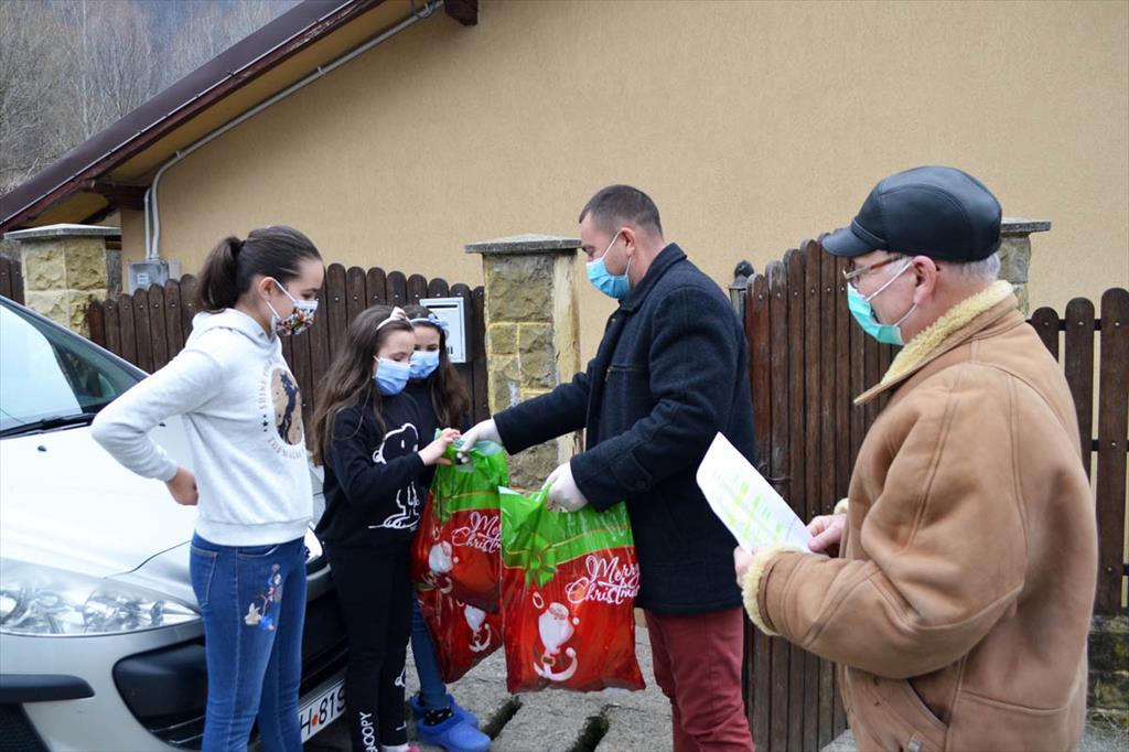 Moș Crăciun și-a trimis emisarii cu cadouri pentru copiii din Poiana Câmpina