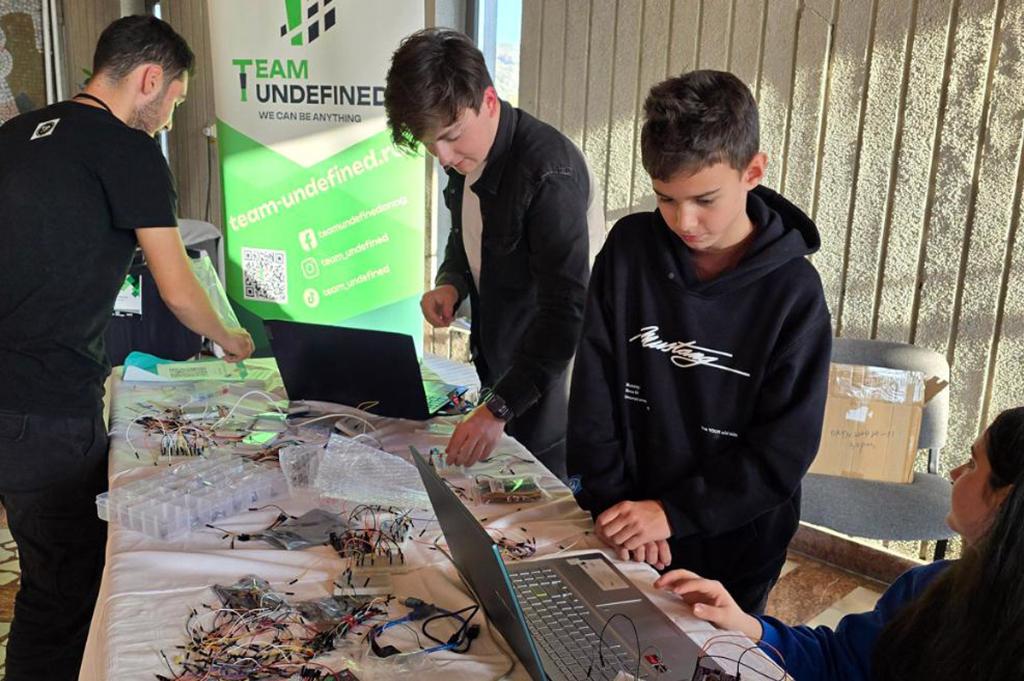În perioada 2-6 martie, copiii pot descoperi tainele roboticii alături de echipa Undefined de la CNNG Câmpina