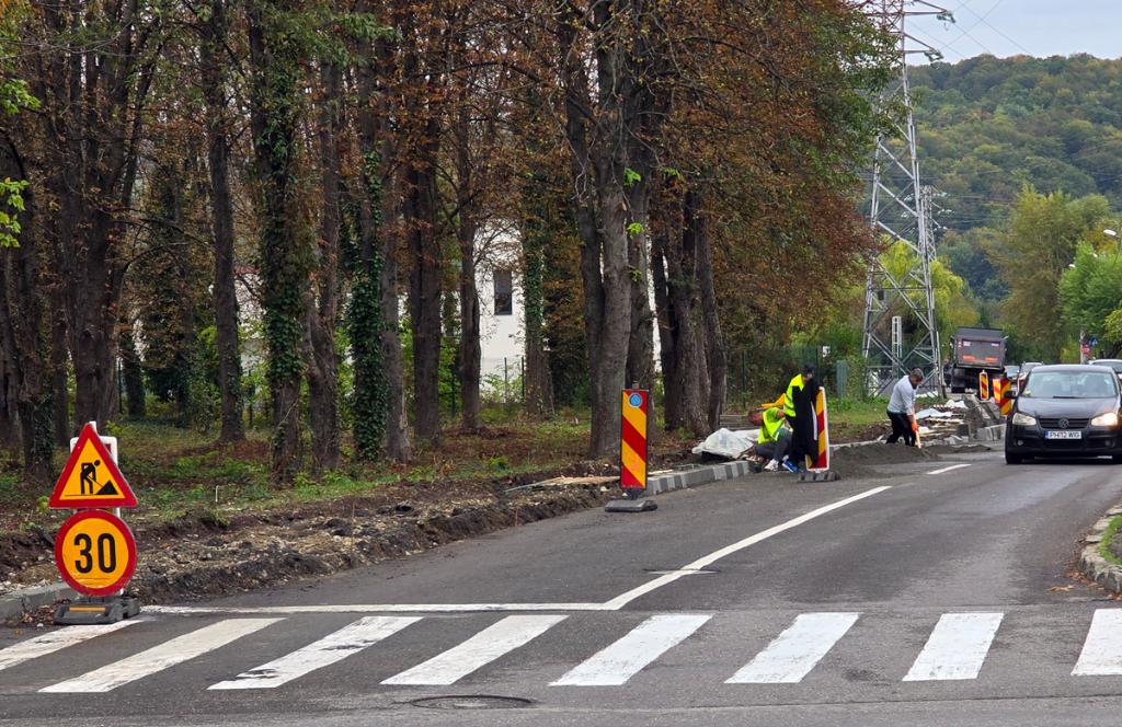 Se repară trotuarele pe Strada Uniunea Europeană din Câmpina