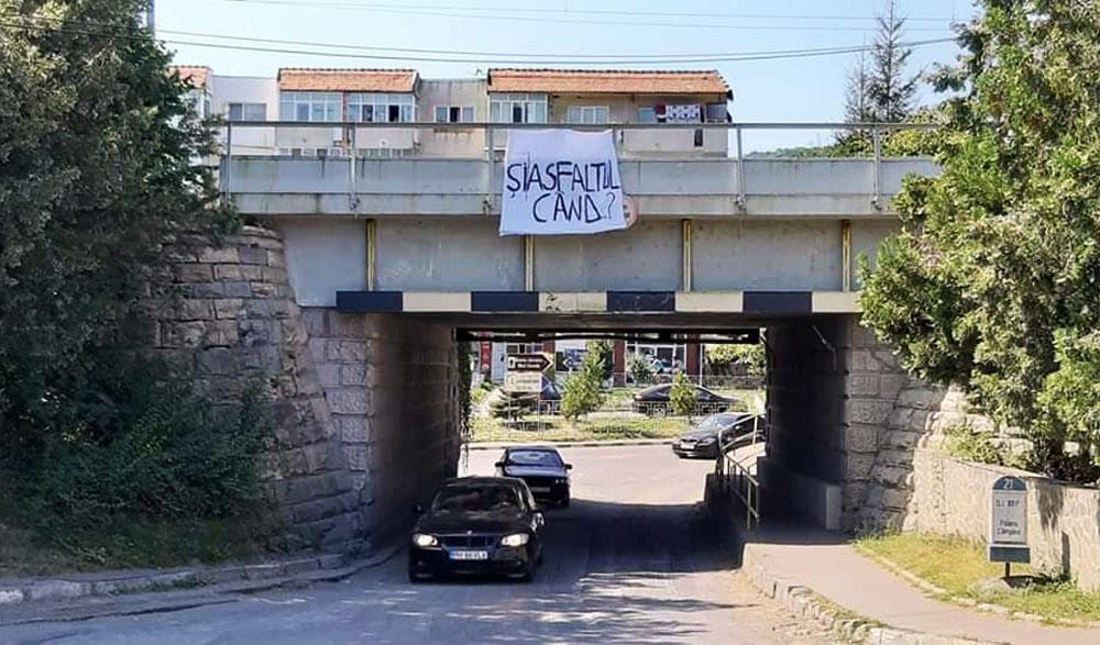 Miercuri, 4 septembrie 2019, se asfaltează carosabilul sub pasajul CFR de la Poiana Câmpina. Dacă se poate, evitați zona!