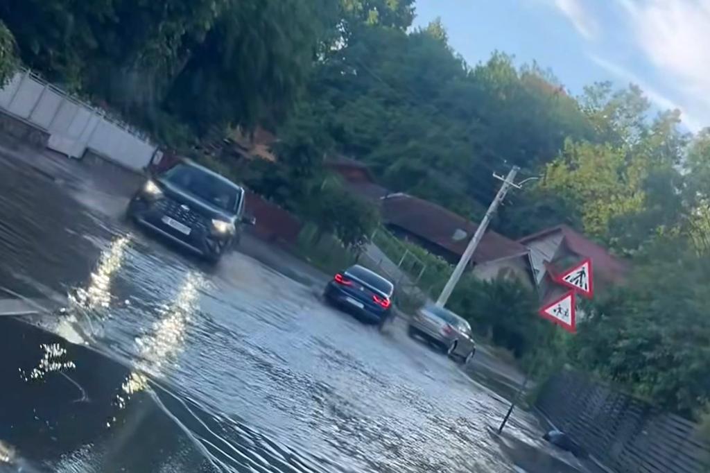 Apa a inundat mai multe străzi după ploaia de duminică seară