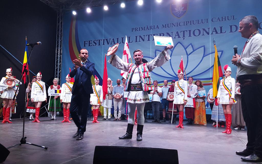 Program de gală al tinerilor dansatori de la Câmpina în ultima seară a Festivalului Internațional de Folclor Cahul 2019