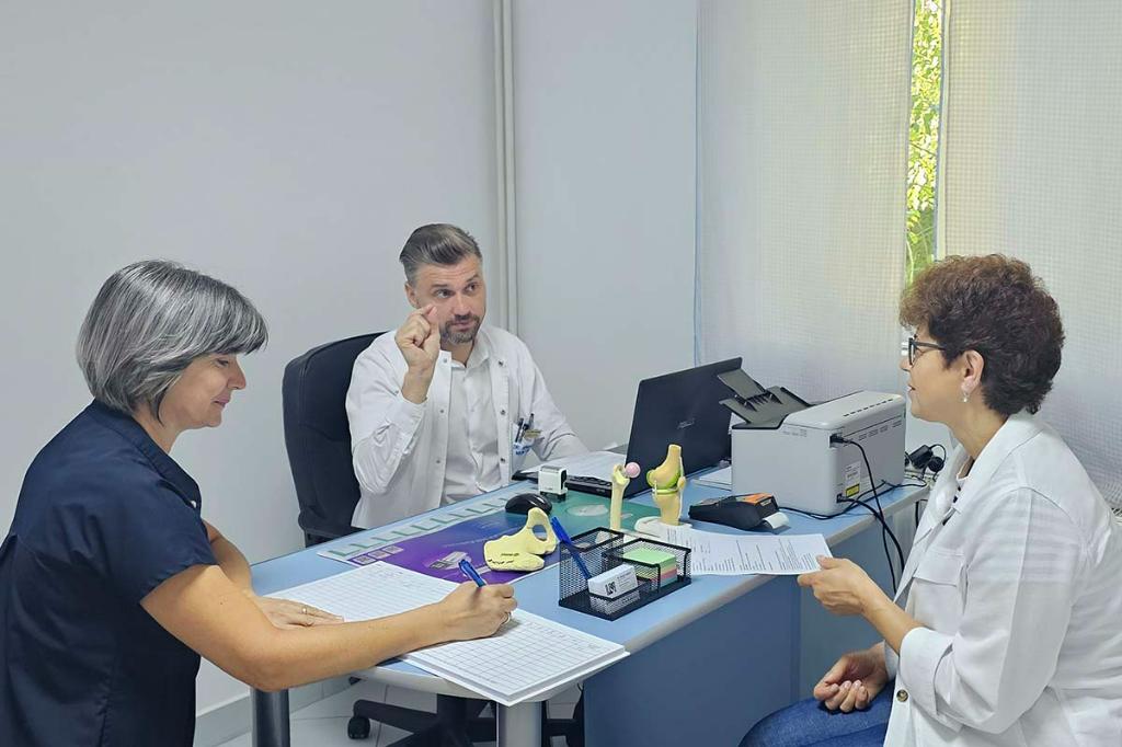 La Câmpina, pe Strada Griviței, nr. 2B, medicul Bogdan Apipie a deschis un cabinet de ortopedie - traumatologie. Programări se pot face la telefon 0752.810.116