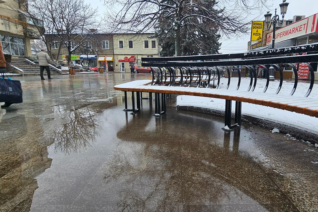 Piațeta „Marin Constantin”, din centrul Câmpinei. Bănci în băltoace înghețate...