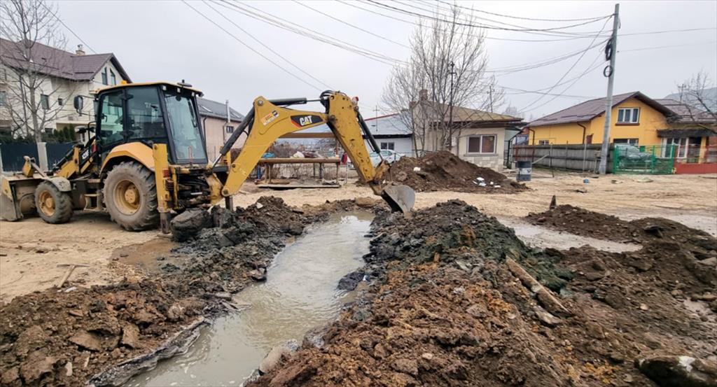 Conducta de apă de pe Calea Doftanei din Câmpina, spartă în timpul lucrărilor de canalizare