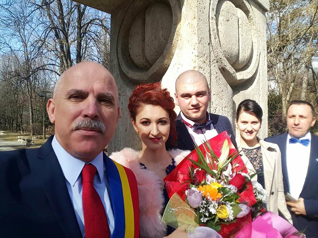 Doi tineri din Câmpina s-au căsătorit astăzi, de Dragobete, la Poarta Sărutului