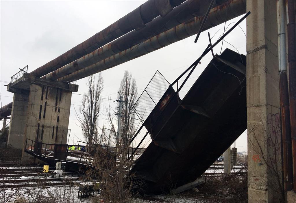 Circulație feroviară întreruptă. O pasarelă s-a prăbușit peste liniile de cale ferată în Gara de Vest din Ploiești