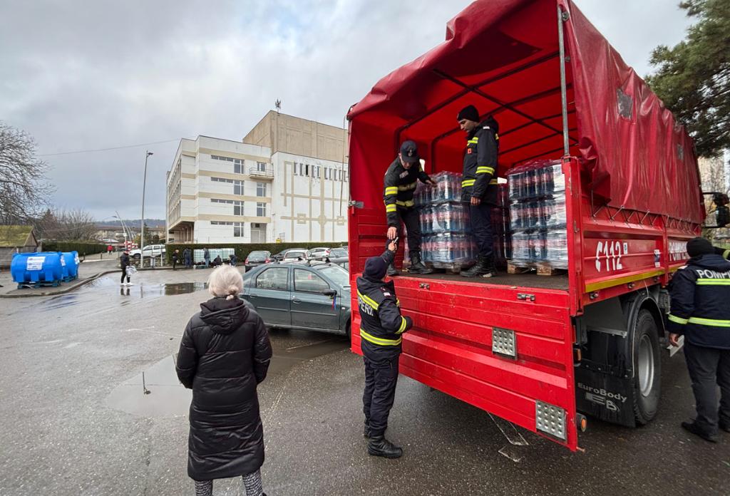 Centre deschise în Câmpina, joi dimineață, pentru distribuirea de apă îmbuteliată