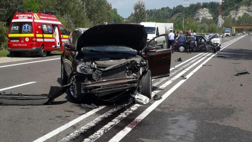 Două mașini s-au ciocnit pe DN1, la Nistorești. O femeie și un copil au ajuns la spital