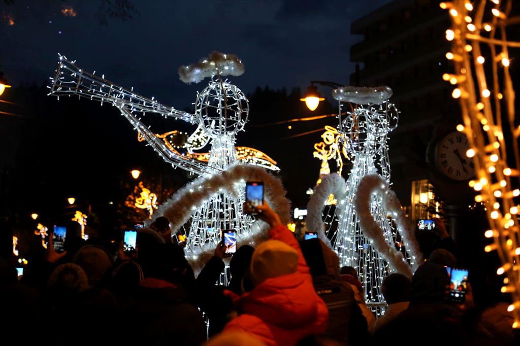 Sinaia, în haine de sărbători. Luminițe, târg de Crăciun și un superb concert de colinde susținut de formația câmpineană 