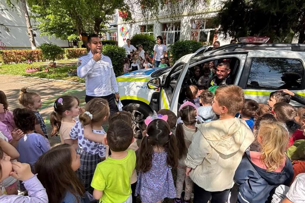 Polițiștii Biroului Rutier Câmpina au continuat acțiunile de educație rutieră la Grădinița ”Iulia Hasdeu”