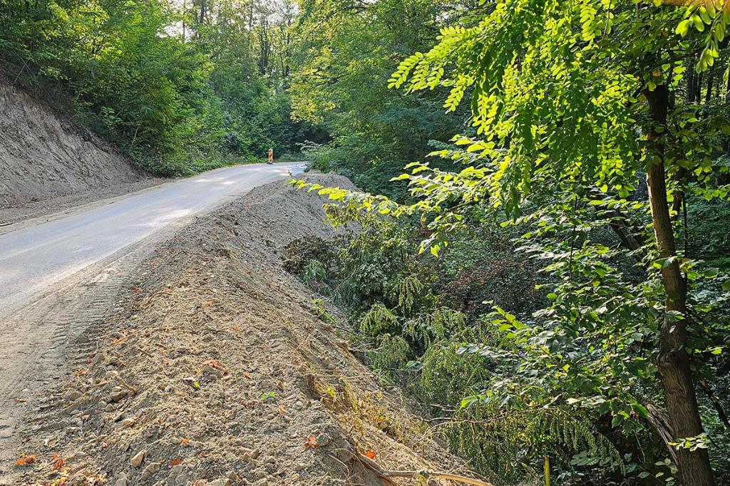 Pe drumul județean Câmpina - Șotrile, o nouă ruptură de teren pune traficul rutier în pericol