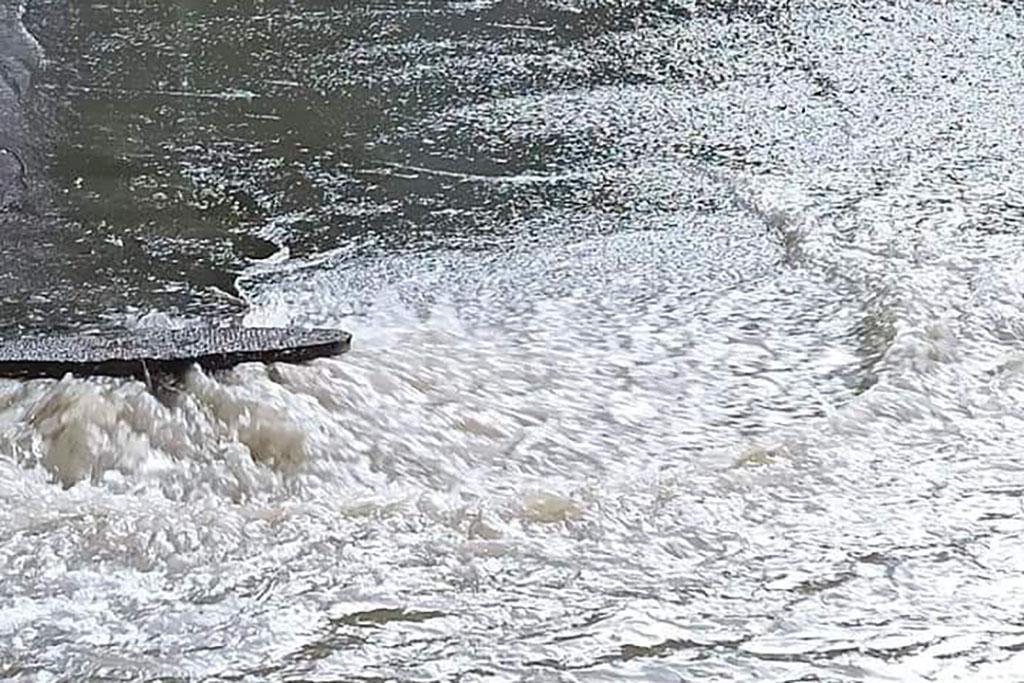 La Câmpina, canalizarea pluvială nu a făcut față ploii puternice