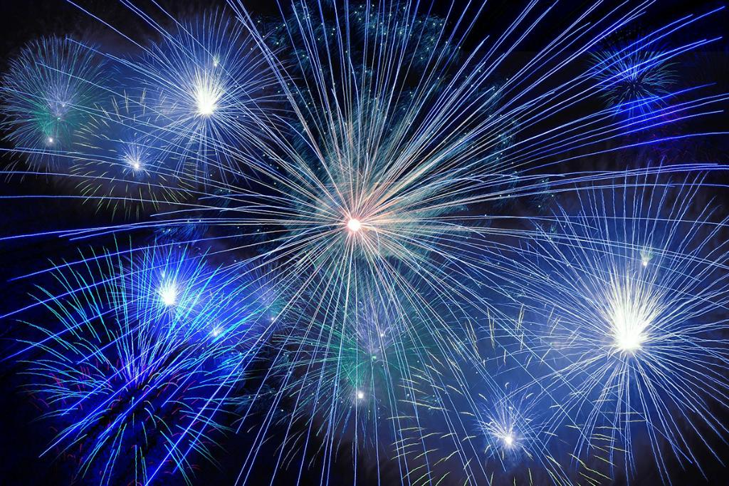 Deși legea le interzice, iar sancțiunile sunt aspre, la Câmpina continuă, aproape în fiecare week-end, spectacolul artificiilor