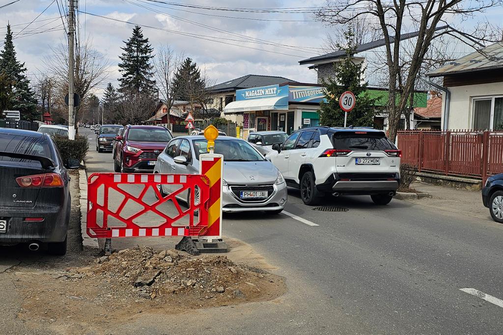 De aproape trei săptămâni, o groapă în urma unei lucrări pe Strada IH Rădulescu încurcă traficul rutier