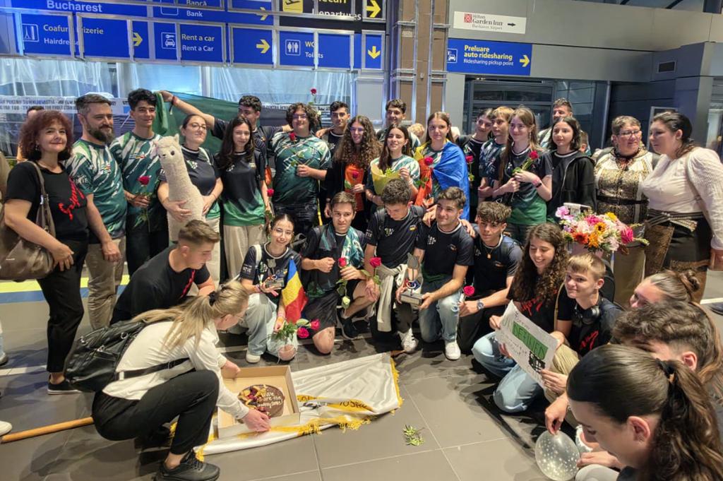 Campionii de la TEAM UNDEFINED Câmpina s-au întors acasă cu trofeul european la robotică. Sărbătoare la aeroport