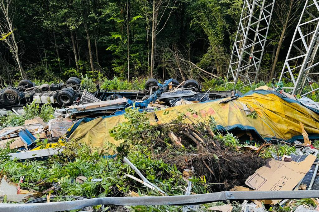 Accident teribil pe DN1, la Posada. Un TIR s-a răsturnat în prăpastie, șoferul a supraviețuit miraculos
