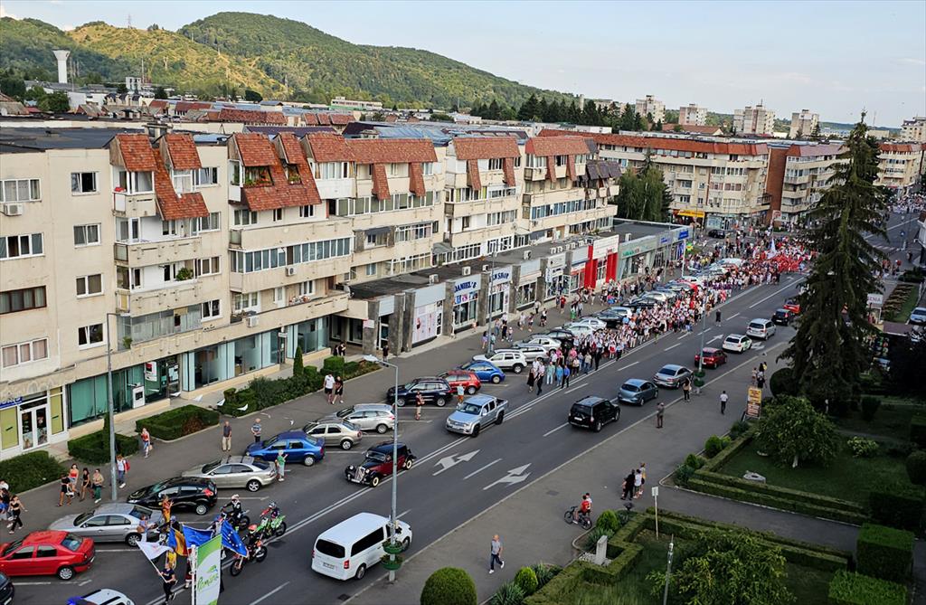 Paradă cu sute de participanți la deschiderea oficială a Festivalului CâmpinArtelor și Sporturilor 2023