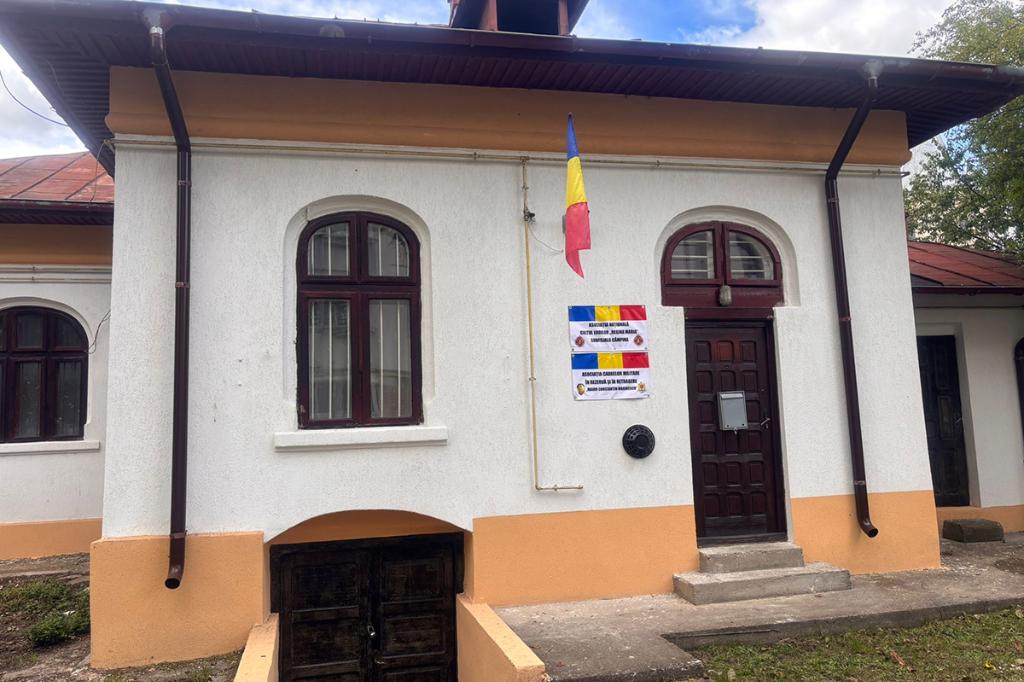 Înainte de Ziua Armatei, rezerviștii militari câmpineni derulează activități educative pentru elevi
