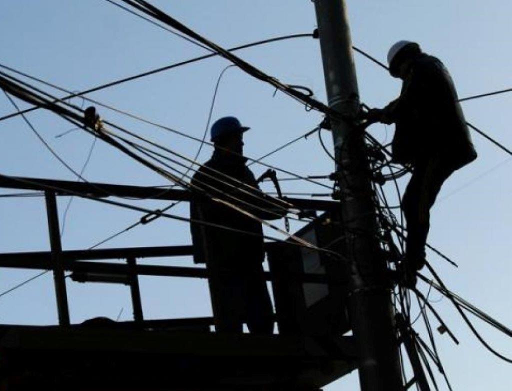 Aproape o sută de familii din Șotrile au rămas fără curent electric după vântul puternic de noaptea trecută