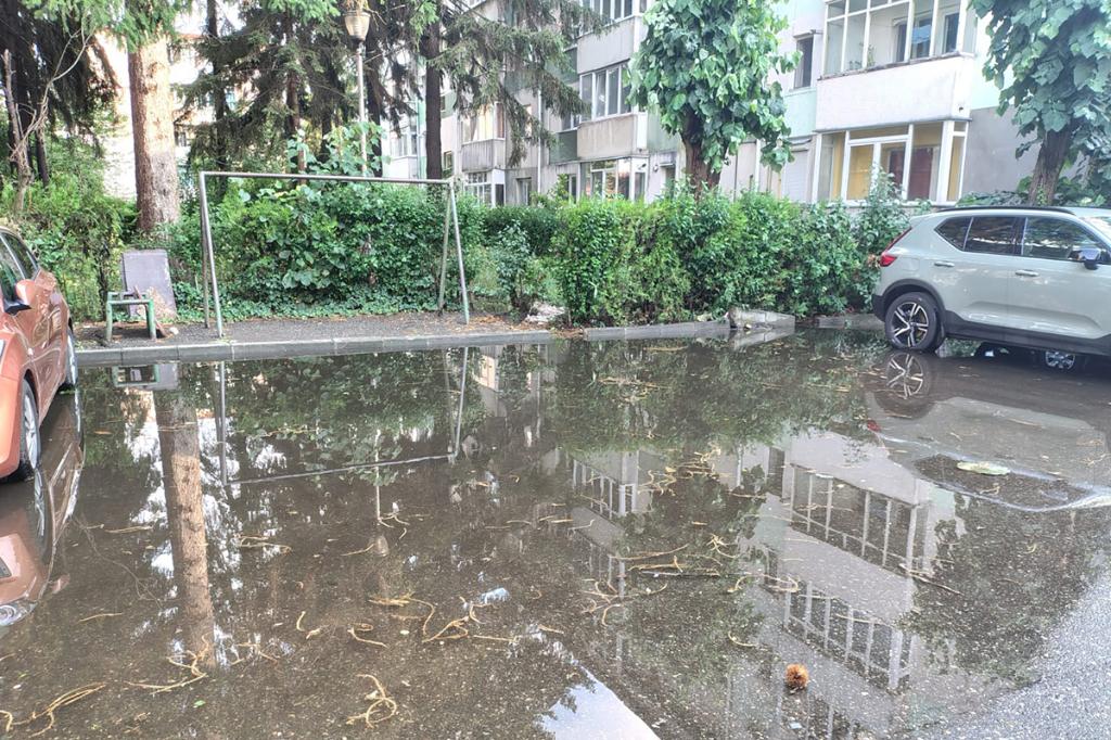 Pe Aleea Margaretei, oamenii acuză că inundarea parcărilor este provocată de... asfaltarea scurgerilor